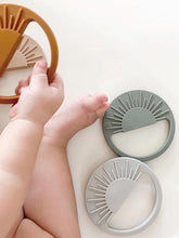 Load image into Gallery viewer, Teether Silicone Ray cinnamon