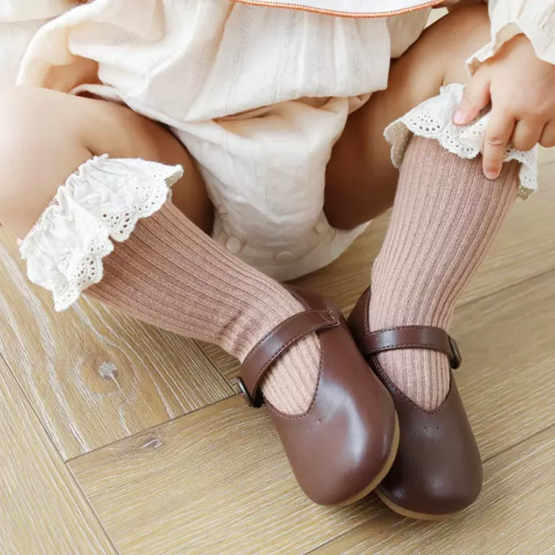 Broderie Socks Caramel