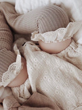 Load image into Gallery viewer, Broderie Socks Sand
